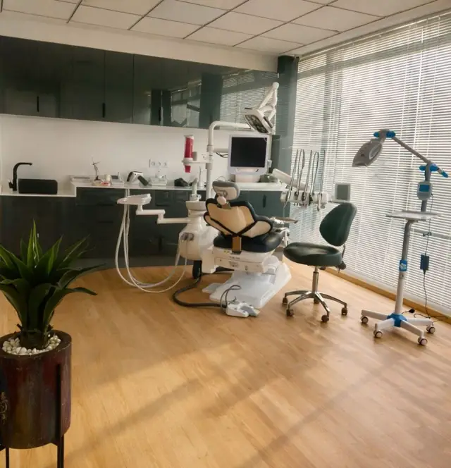 Espace d’accueil lumineux du Centre Dentaire Luxury Smile